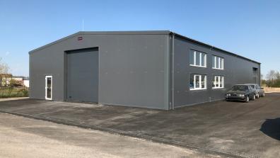 WÄRMEGEDÄMMTE LAGERHALLE MIT SANDWICHPANEELE